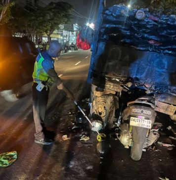 Tabrak Truk Sampah Pecah Ban di Kedonganan, Dua Orang Meninggal