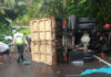 Truk Bermuatan Pasir Terguling Picu Kemacetan Panjang di Pesaban