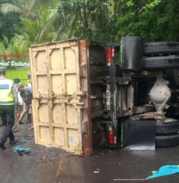 Truk Bermuatan Pasir Terguling Picu Kemacetan Panjang di Pesaban