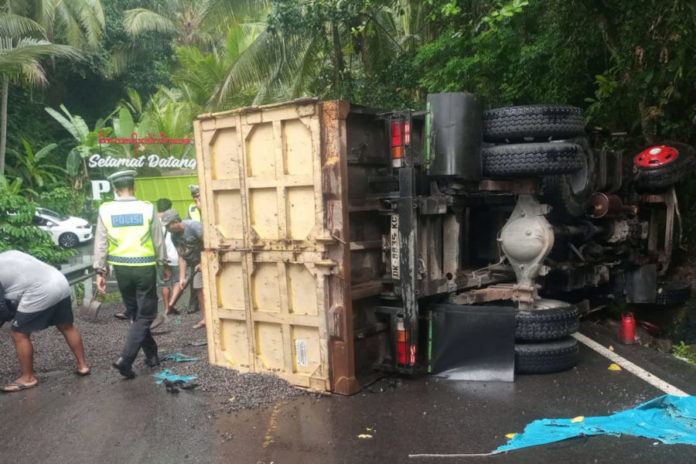 Truk Bermuatan Pasir Terguling Picu Kemacetan Panjang Di Pesaban 1