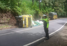 Truk Pengangkut Sekam Terguling di Tanjakan Nyerebeh