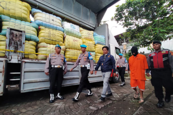 Ungkap Kasus Impor Pakaian Bekas Dan TPPU, Barang Bukti Capai Puluhan Miliar Rupiah 1