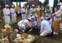 Upacara Yasa Kerti Bumi Sudha di Pura Pengubengan Besakih Dipuput Dua Sulinggih