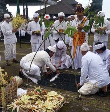 Upacara Yasa Kerti Bumi Sudha di Pura Pengubengan Besakih Dipuput Dua Sulinggih