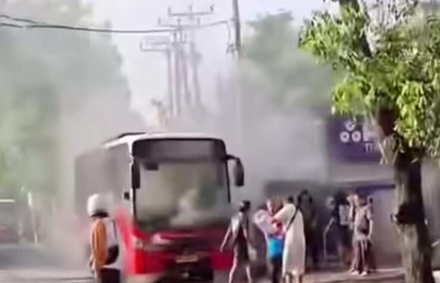 Viral Bus Trans Metro Dewata Terbakar di Jalan Raya Kuta, Keluarkan Suara Keras dari Kap Mesin