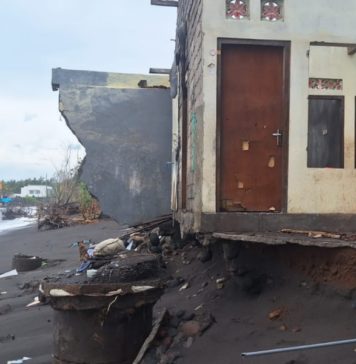 Abrasi Terus Mengganas, Warga Pesisir Monggalan Mengungsi Mandiri