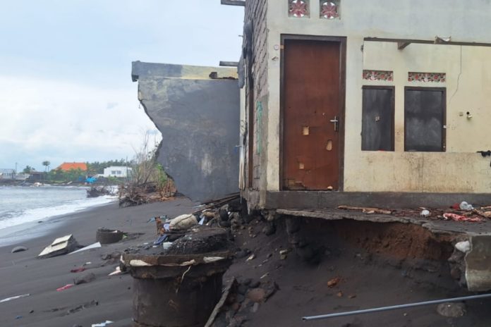 Abrasi Terus Mengganas, Warga Pesisir Monggalan Mengungsi Mandiri 1