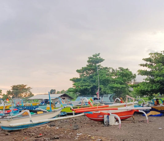 Angin Kencang dan Gelombang Tinggi, Nelayan di Ujung Pesisi Tak Melaut