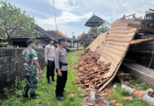 Angin Kencang Robohkan Bale Gong Pura Puseh Dasar Senganan