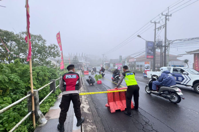 Bahu Jalan Jebol Di Jalur Penelokan, Penanganan Diupayakan Secepatnya 1