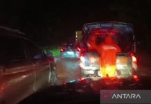 Banjir Material Tutup Akses Jalan Pantura Situbondo