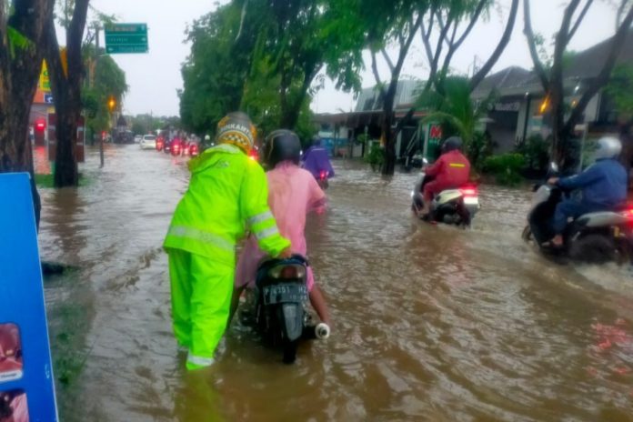 Banjir Rendam Sejumlah Titik Di Kutsel 1