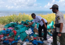 Bau Limbah Plastik dan Bulu Ayam Resahkan Warga Pengambengan, Satpol PP Turun Tangan
