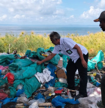 Bau Limbah Plastik dan Bulu Ayam Resahkan Warga Pengambengan, Satpol PP Turun Tangan
