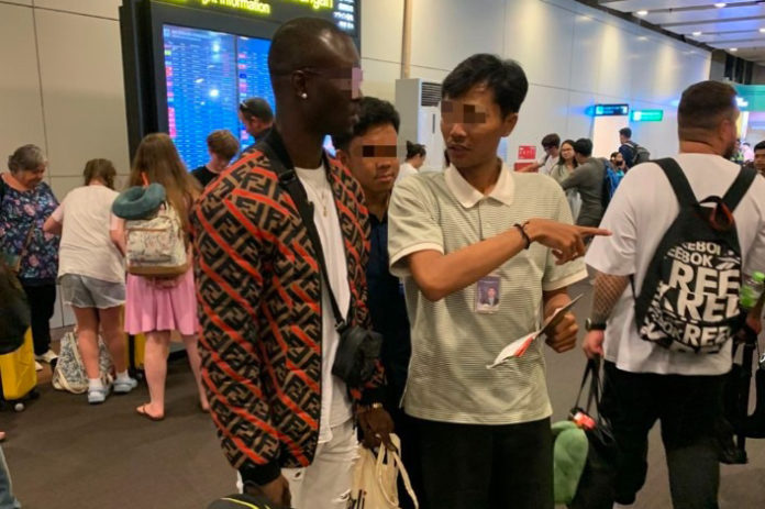 Bertahan Hidup, WNA Ubah Haluan Menjadi Tukang Cukur Dan Jual Pakaian Bekas 1