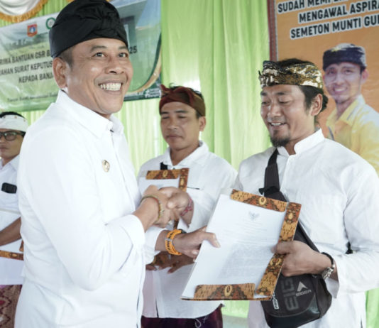 Bupati Gus Par Serahkan SK kepada 9 Banjar Adat, Perkuat Posisi Hukum Lembaga Adat