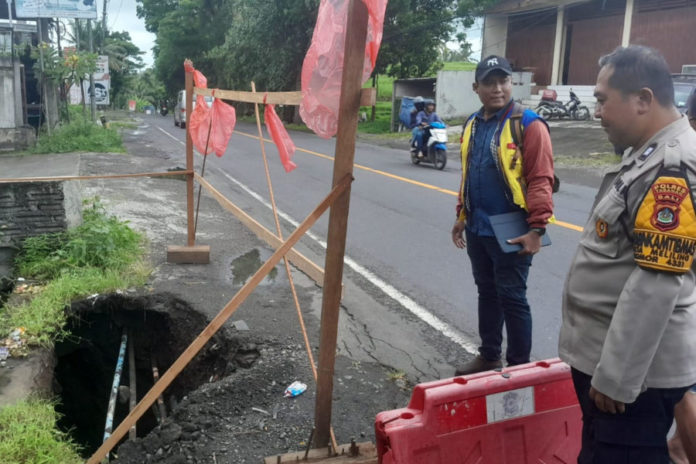 Curah Hujan Tinggi, Bahu Jalan Nasional Denpasar–Gilimanuk Di Meliling Jebol 1
