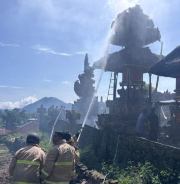 Diduga Kena Percikan Kembang Api, Meru di Pura Puseh Kintamani Terbakar