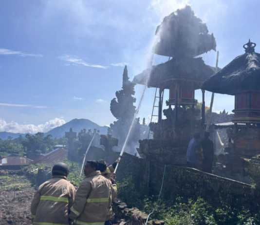 Diduga Kena Percikan Kembang Api, Meru di Pura Puseh Kintamani Terbakar