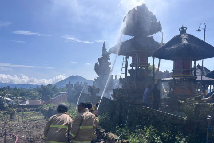 Diduga Kena Percikan Kembang Api, Meru Di Pura Puseh Kintamani Terbakar 1