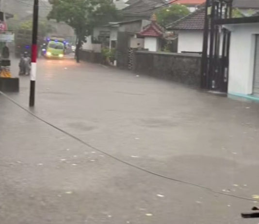 Diguyur Hujan Deras, Banjir Genangi Akses Jalan Utama di Desa Bugbug