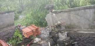 Diguyur Hujan Deras, Sejumlah Bangunan di Karangasem Roboh