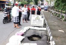 Dipicu Curah Hujan Tinggi, Ruas Jalan Provinsi di Depan Setra Adat Kota Tabanan Jebol