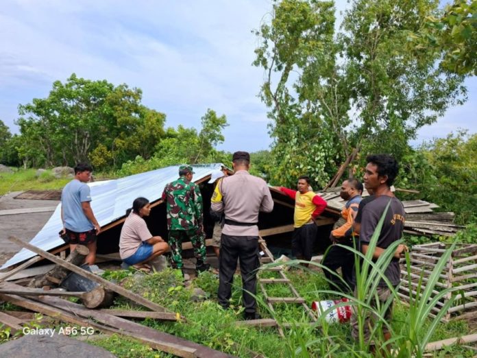 Diterjang Angin Kencang, Rumah Semi Permanen Milik Warga Tulamben Roboh 1