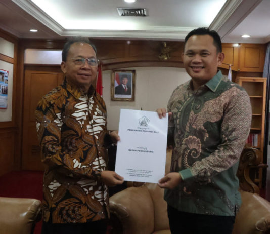 Gubernur Koster Bawa Raperda Penyertaan Modal BPD Bali ke Mendagri, Dirjen Otda Siap Proses
