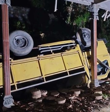 Jalan di Bugbug Tiba-tiba Ambles, Truk Terjun ke Jurang Sedalam 7 Meter