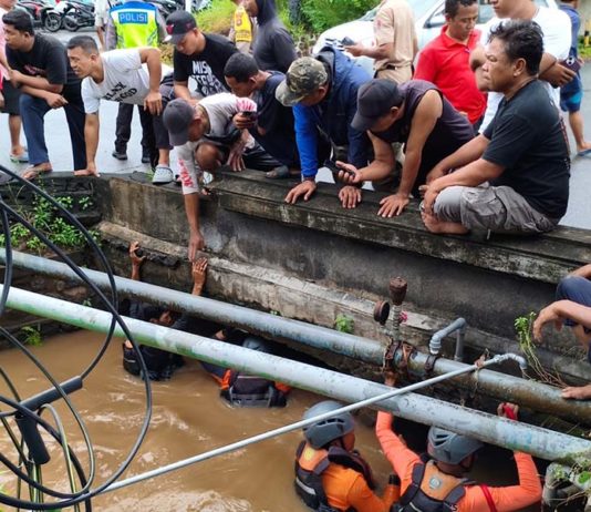 Lakalantas di Perempatan Baktiseraga, Pemotor Ditabrak Mobil Kemudian Hanyut di Sungai