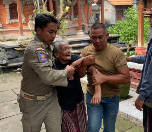 Lansia ODGJ di Guwang Diamankan Satpol PP Setelah Resahkan Keluarga
