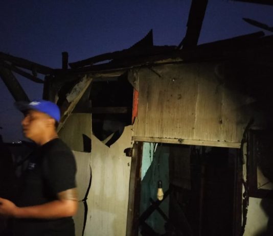Lupa Padamkan Lilin, Rumah Semi Permanen di Pancasari Ludes Terbakar