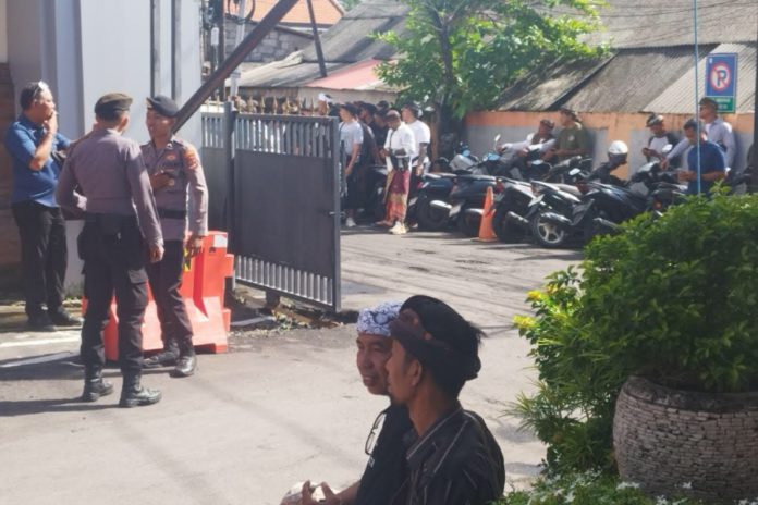 Massa Berpakaian Adat Madya Datangi Mako Polresta Denpasar 1