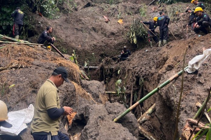 Material Longsor Dan Pohon Tumbang Di Payangan Dibersihkan 1