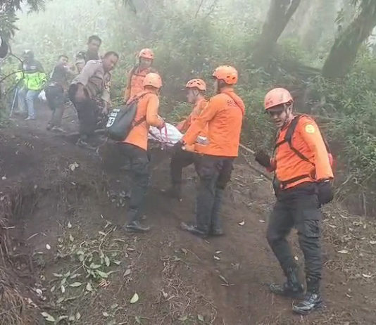 Pendaki Gunung Abang Dievakuasi Akibat Patah Kaki