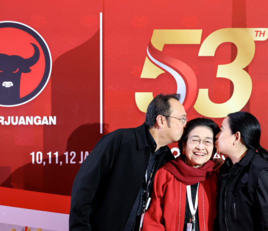 Rakernas PDIP Hari Kedua, Megawati Dihadiahi Ciuman dari Puan dan Prananda