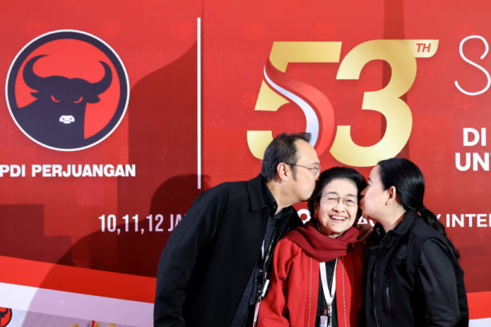 Rakernas PDIP Hari Kedua, Megawati Dihadiahi Ciuman Dari Puan Dan Prananda 1