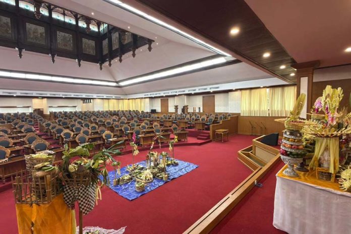 Rampung Direnovasi, Ruang Sidang Utama DPRD Bali Dipelaspas 1
