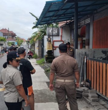 Sasar Kawasan Puspem, Satpol PP Gianyar Tertibkan Toko yang “Makan” Trotoar