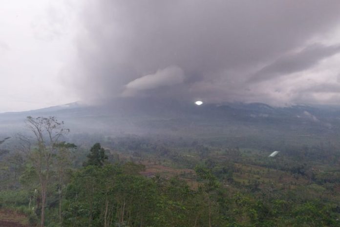Semeru Kembali Erupsi, Warga Keluar Rumah Diimbau Gunakan Masker 1