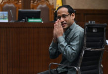 Sidang Perdana Nadiem Makarim Diwarnai Kiriman Karangan Bunga ke PN Jakpus