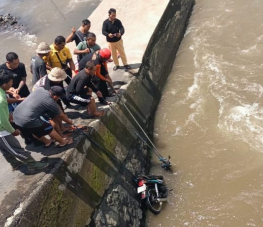 Tali Gas Motor Putus saat Melintas di Jembatan, Kakek dan Dua Cucunya Jatuh ke Sungai Unda