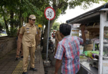 Tanyakan Kesiapan Relokasi, Bupati Kembang Turun Temui PKL Lapangan Dauhwaru