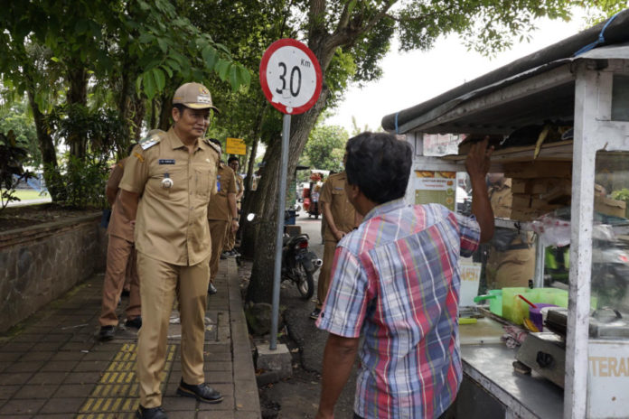 Tanyakan Kesiapan Relokasi, Bupati Kembang Turun Temui PKL Lapangan Dauhwaru 1