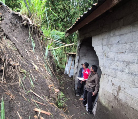 Tembok Rumah Warga Songan Jebol Dihantam Material Tanah Longsor
