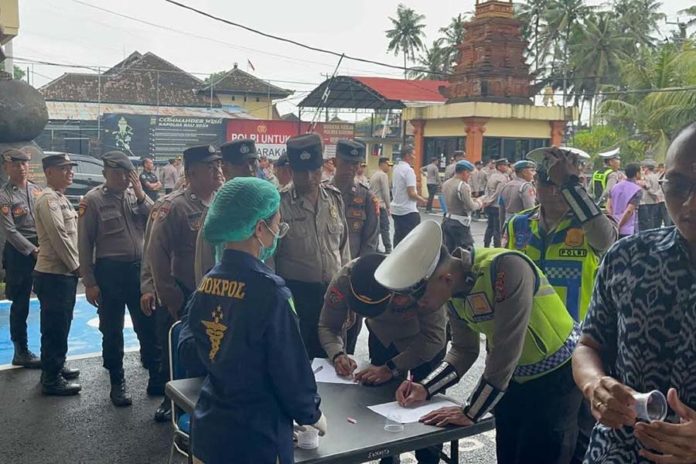 Upaya Deteksi Dini, Seratusan Anggota Polres Badung Dites Urine 1