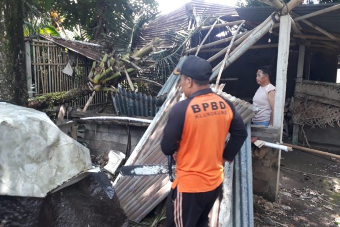 Angin Kencang, Pohon Kelapa Rusak Garasi Dan Mobil Warga Di Paksebali 1