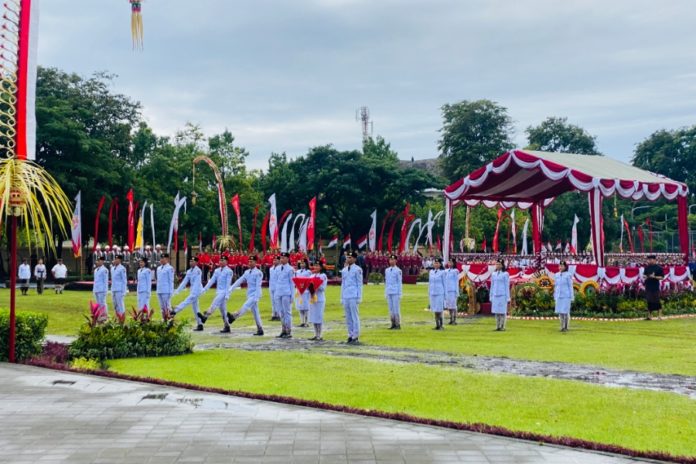 Apel Peringatan HUT Ke 238 Kota Denpasar Diwarnai Hujan, Pakaian Paskibra Berubah Coklat 1