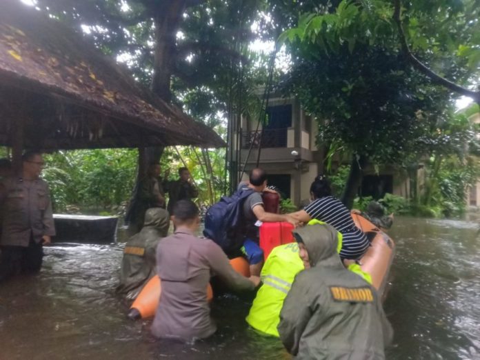 Banjir Di Tuban Kuta, Personel Brimob Evakuasi Wisman Terjebak Di Dua Hotel 1